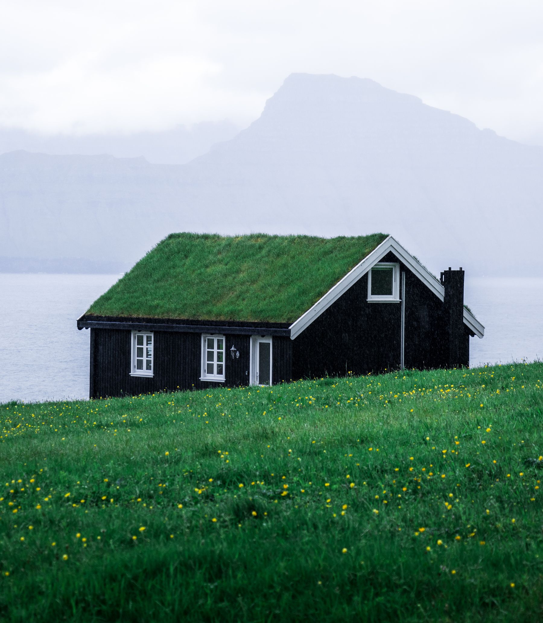Zeitgenössische Architektur mit tiefen Fensteröffnungen