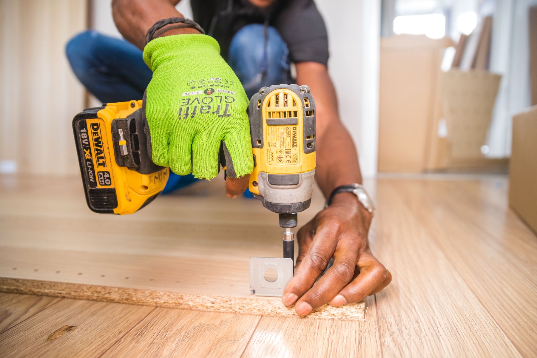 Hand und Hobel an einem Holzstück in der Falzlicht-Werkstatt