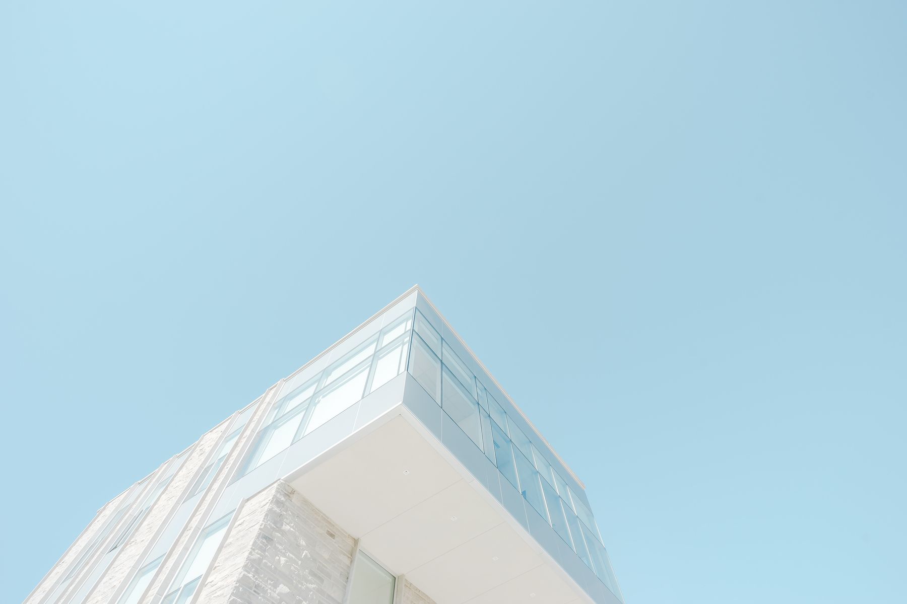 Modernes Wohnhaus mit klaren Fensterformaten