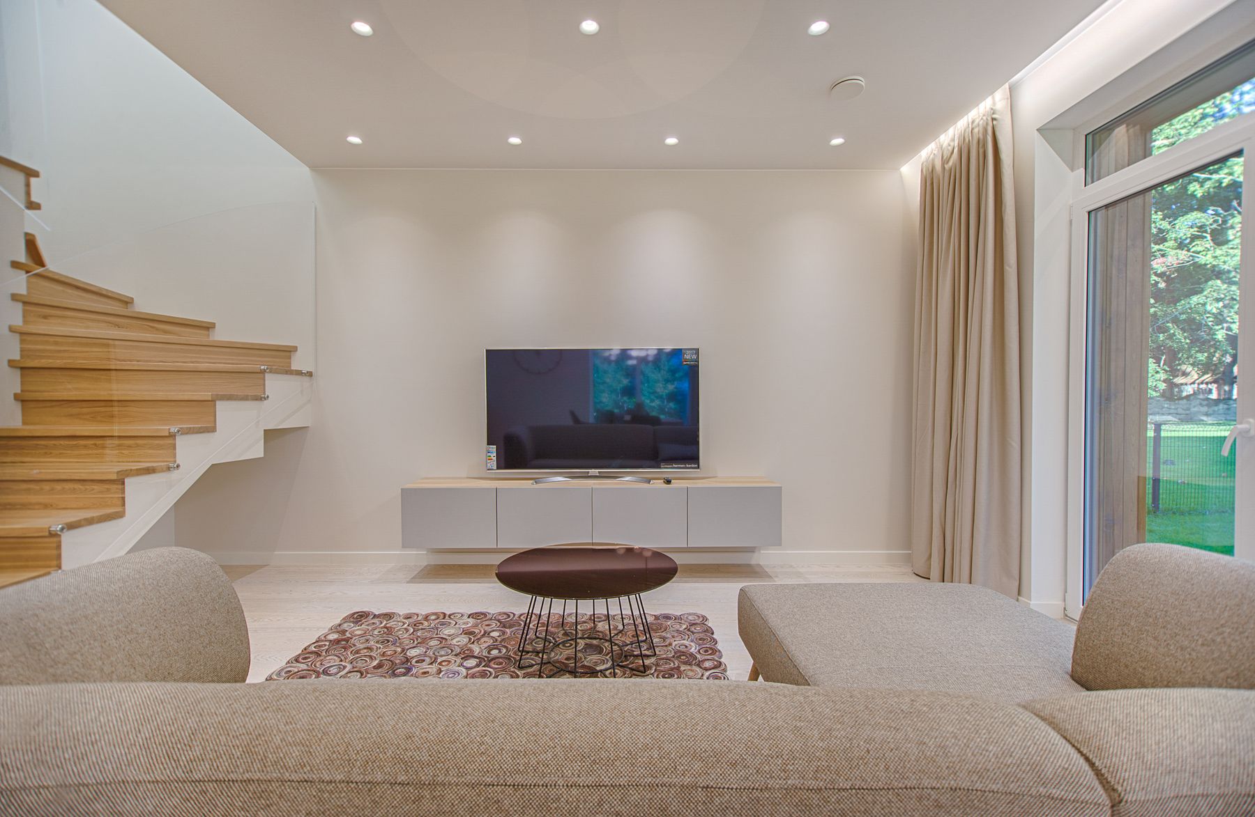 Offener Loft-Wohnraum mit hohen Fenstern